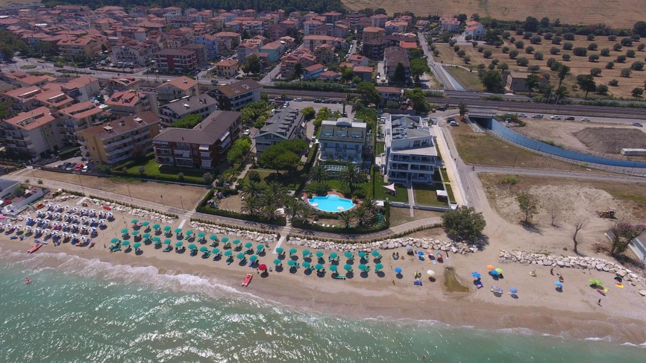 Hotel Ambasciatori Pineto Esterno foto