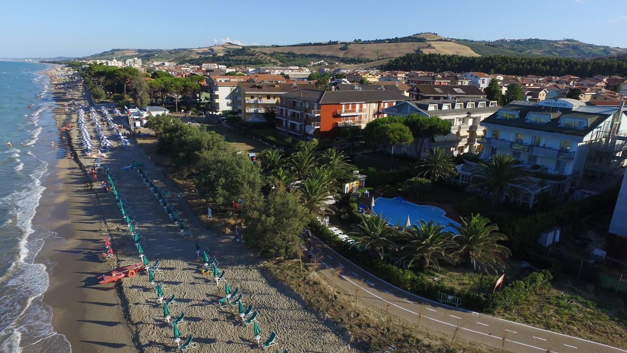 Hotel Ambasciatori Pineto Esterno foto