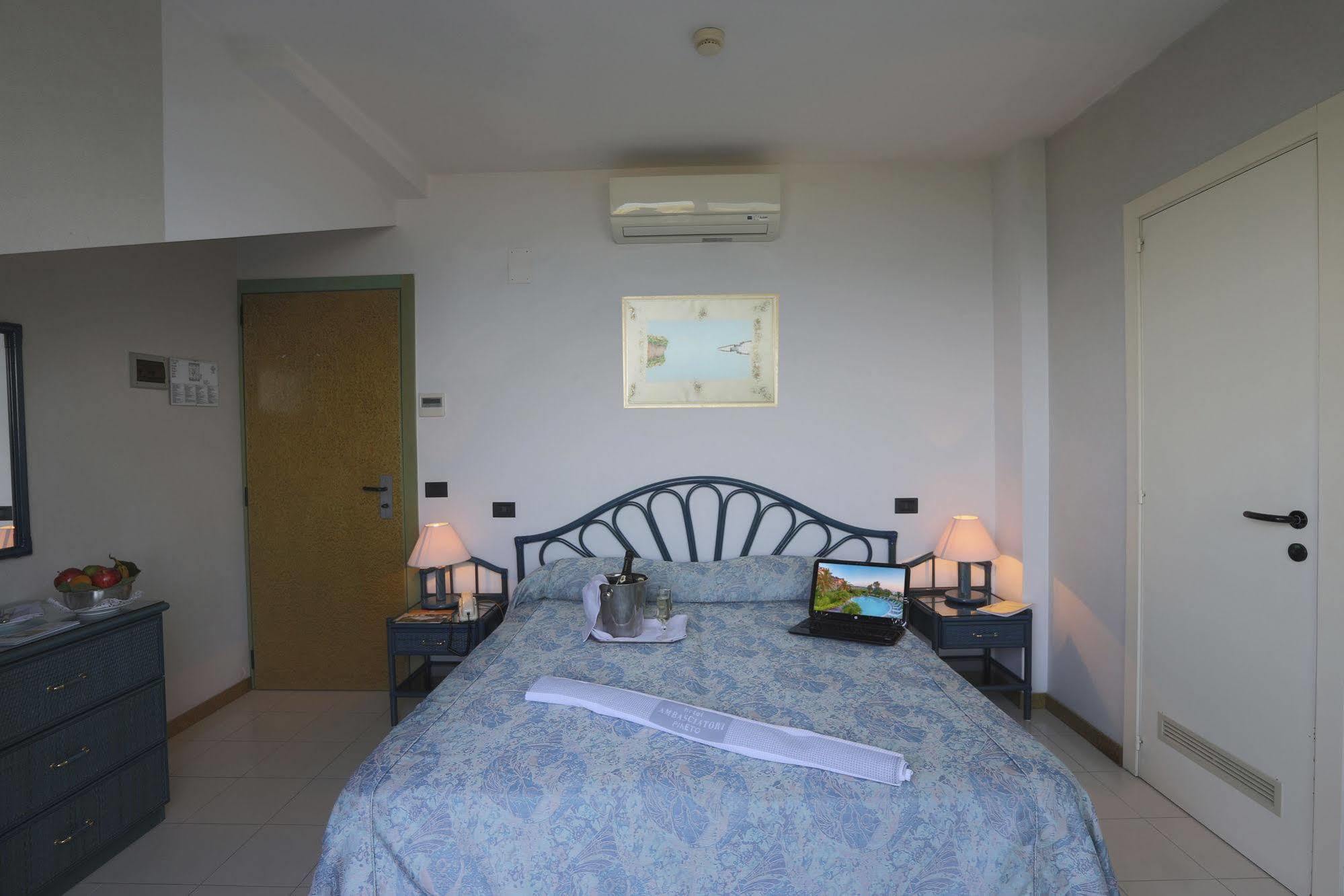 Hotel Ambasciatori Pineto Esterno foto