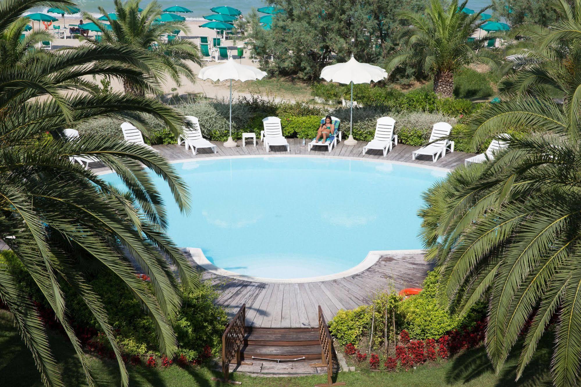 Hotel Ambasciatori Pineto Esterno foto