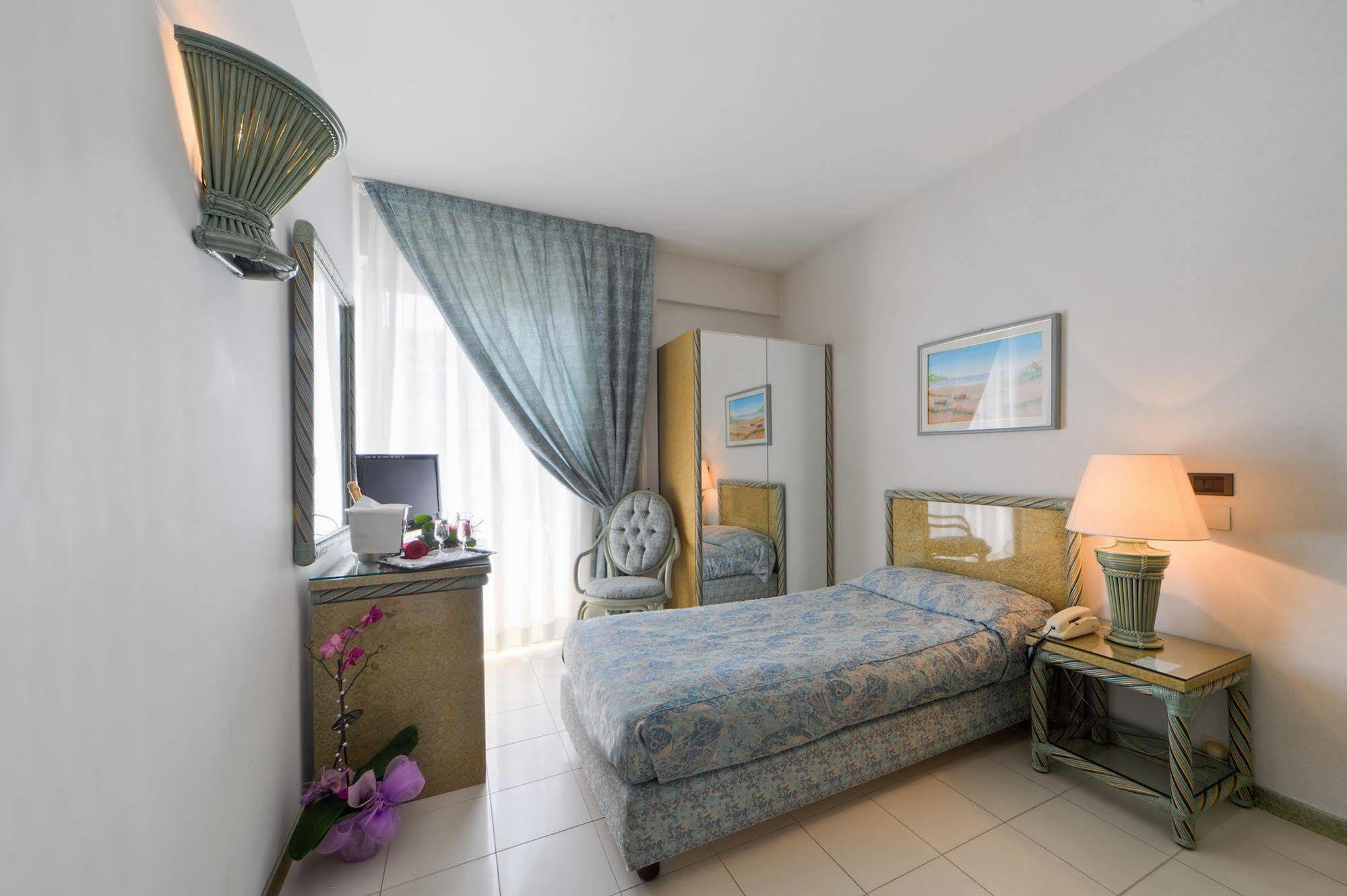 Hotel Ambasciatori Pineto Esterno foto