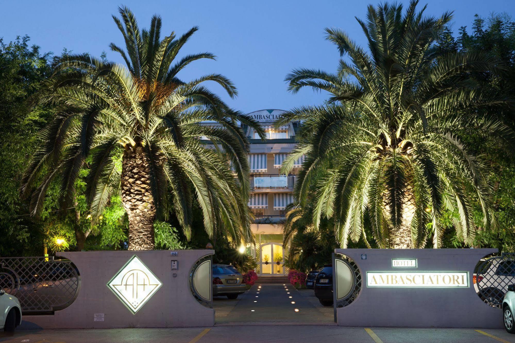 Hotel Ambasciatori Pineto Esterno foto